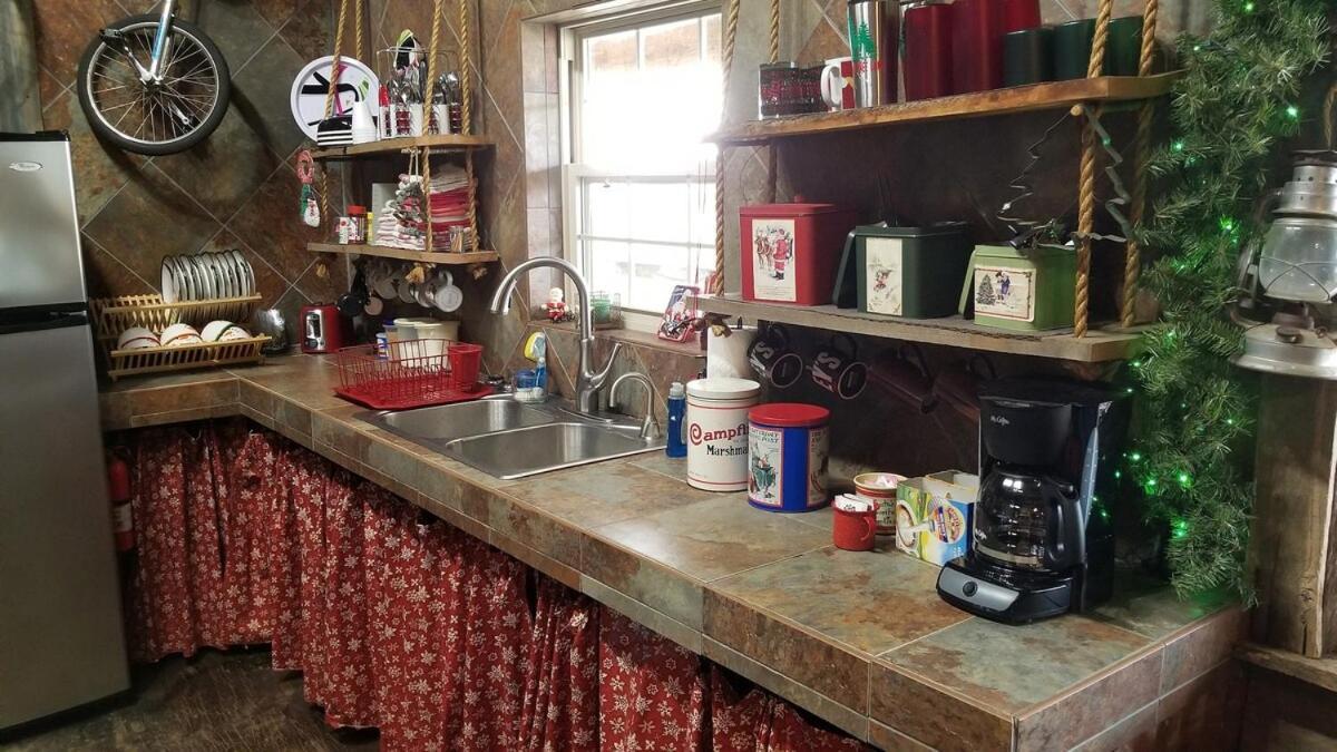 Rural Life On A Real Christmas Tree Farm! Hallmark Experience! 欧扎克 外观 照片